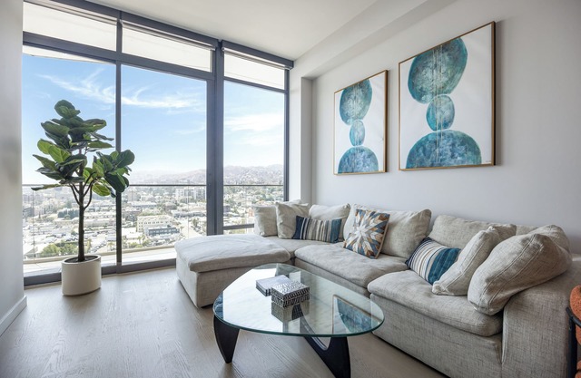 Unrivaled Luxury: Hollywood Terrace 2BD Penthouse with Panoramic Views!