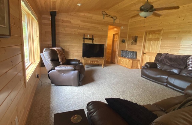 Up north Lake Cabin with 2 King beds on 9 acres
