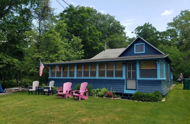 Updated Cottage - Pet & Family Friendly