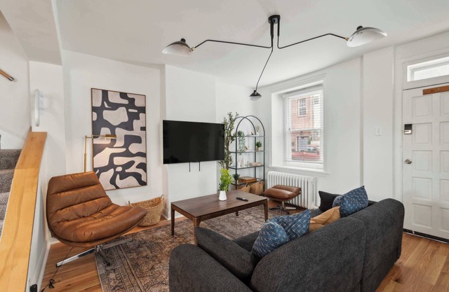 Updated Corner Rowhome with Parking, Sleeps 8