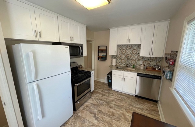 Updated Entire Lyndhurst Home-Close to Hospitals, Universities, incl everything!