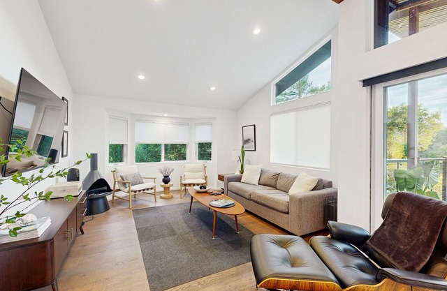 Updated home w/bocce ball court, large yard, deck & grill - Russian River views