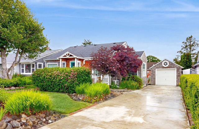 Updated house with patio, great location near beach, dog-friendly