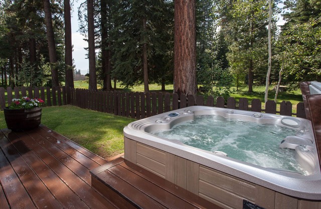 Updated Kings Beach Cabin - Walk to Beach, Hot Tub