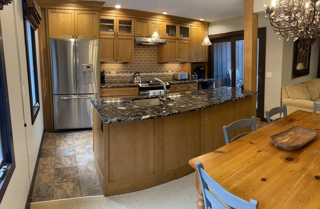 Updated riverfront condo w/deck near MRG/Sugarbush