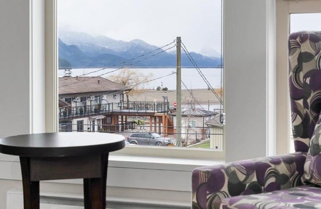Upscale 2BR Overlooking View Escape