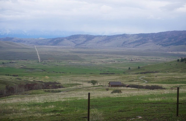 Upscale cabin, 10000 acre cattle ranch. Views, abundant wildlife & hiking.
