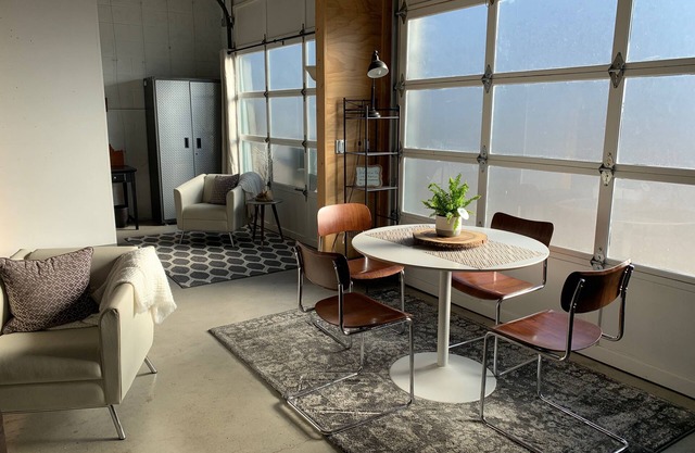 Upscale Hyde Park Urban Executive Suite w/Loft
