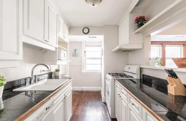 Upscale/Rustic 3BR Home with Parking - Midtown!