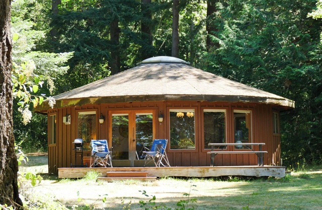 Upscale Yurt/Pet Friendly/Full Kitchen/Bath w/Sauna/FP/TV/Internet/Beds for 4