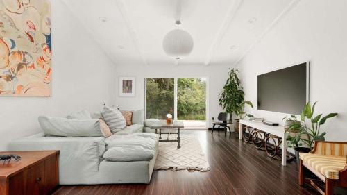 Upstay Contemporary 3BR Family Home with Garden and Indoor Fireplace
