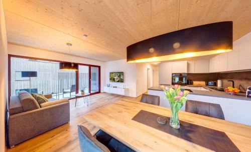 Urban-Apartmenthaus zwischen Berg und See