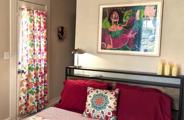 Urban Art Oasis-Room w/private entrance and patio