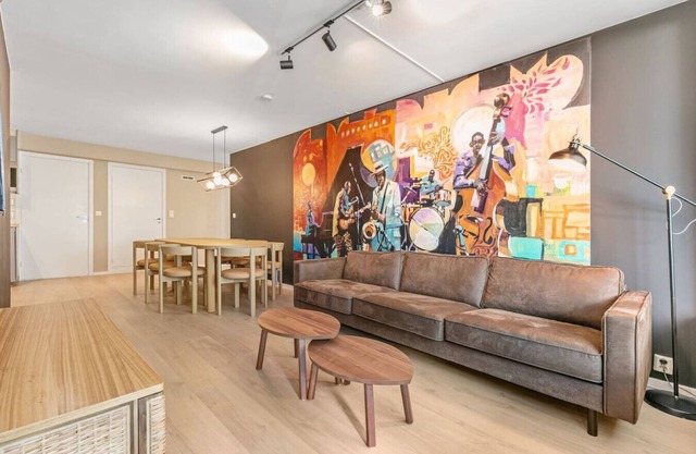 Urban chic 4 BR central APT + free parking garage