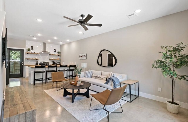 Urban Destination Aggieland 112 TX 2BR and 1.5Bath