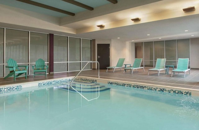 Urban Oasis! FREE Breakfast and Parking, Pets Allowed, Onsite Pool!