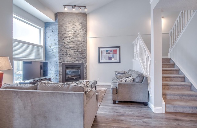 V.COZY, AC HOME, QUIET, MINS TO DT & A/PT, SHOPS, 6 BEDS, 4 BATHS, SLEEPS 10