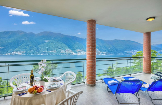 Va Pensiero sul lago Stunning View, Maccagno con Pino Tronzano, Italy