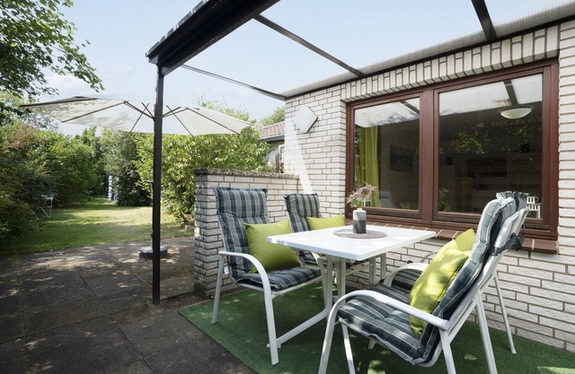 Vacation bungalow with terrace at Zwergenweg 2a in Grömitz-Lensterstrand