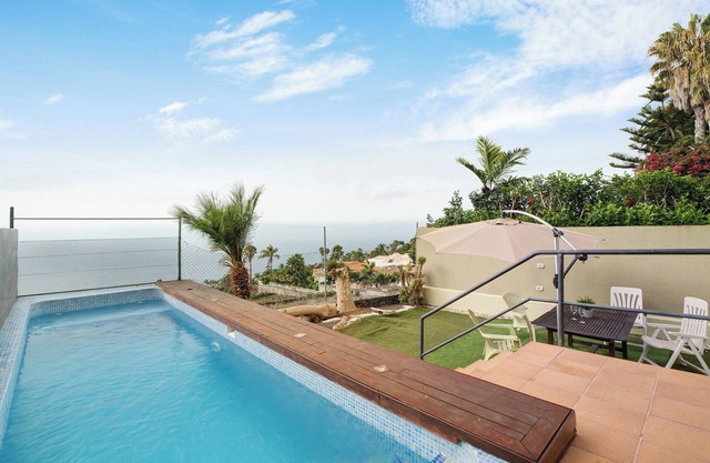 Vacation Home 'Casa Blanca' with Sea View, Private Pool and Wi-Fi