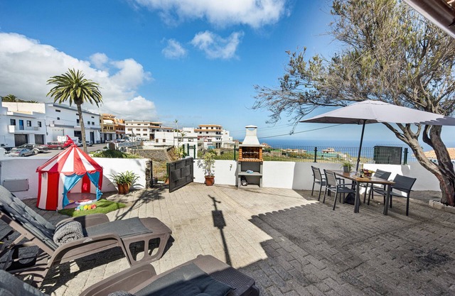 Vacation Home 'Casa Evarista' with Sea View, Private Terrace and Wi-Fi