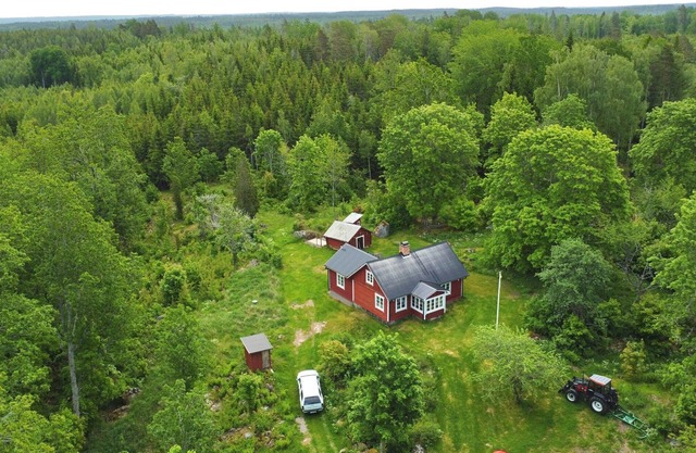 Vacation home in a secluded location in Småland - Hus Hällemåla in the middle of the forest