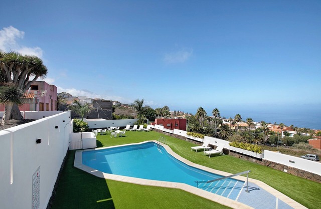 Vacation Home 'Linaje del Pago Listán Negro' with Sea View, Pool, Private Balcony & Wi-Fi
