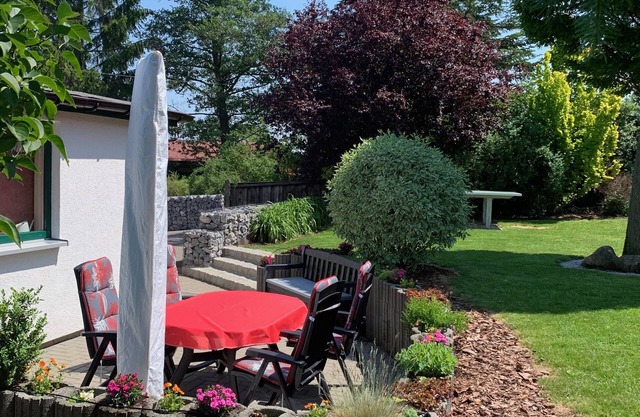 Vacation home with 500 m² fenced plot, quiet location, right next to the forest