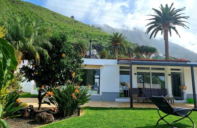 Vacation home with sea view, tropical garden and pool