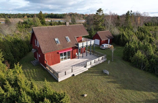 Vacation home with views and access to the Baltic Sea and bathing lake at the rear