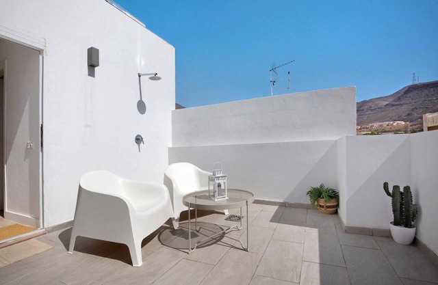 Vacation 'Penthouse 3A' with Sea View, Wi-Fi and Air Conditioning