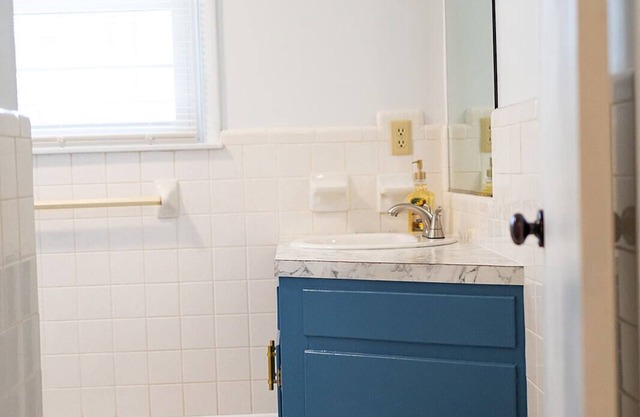 Vaden’s R&R Sweet charming country house to relax in with family and friends!
