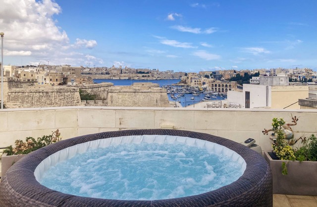 Valletta and Grand Harbour Lookout Seaview Hot Tub BBQ