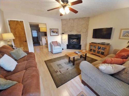 Valley Condo 126 - Creekside - WiFi - Hot Tub - Fireplace - Washer - Dryer - Playground