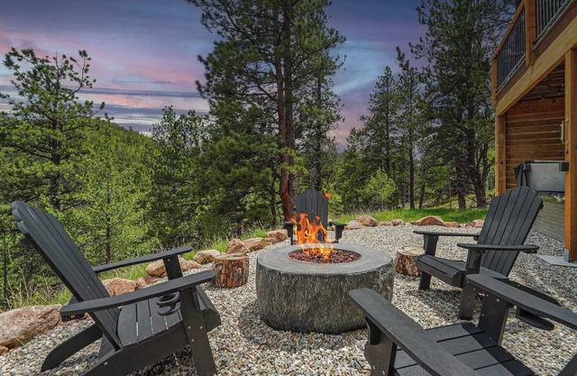 Valley Vista Lodge! Hot Tub, Fire-pit w Mtn Views!