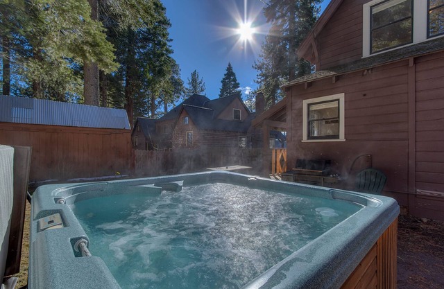 Vanni House - 2 BR - Hot Tub - Walk to Beach & Downtown Tahoe City