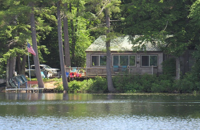 Vasha is a cozy pet-friendly lake house for relaxing in a secluded location.