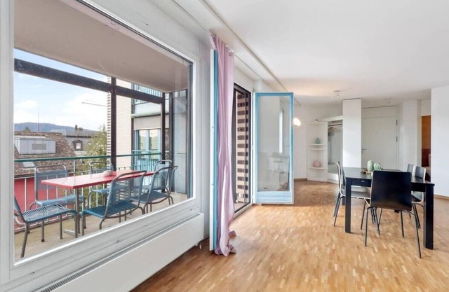 Vast Modern Apt: Near ZH Main Station