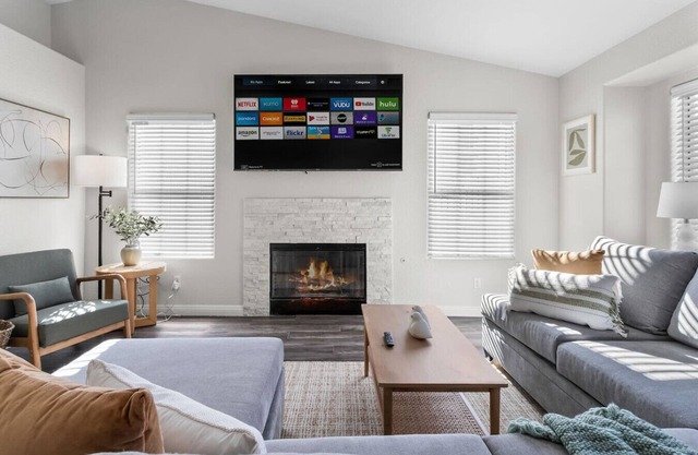 Vegas Getaway Haven 4 BD w/Movie Room