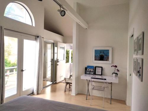 Venice Canals & Beach Guest House