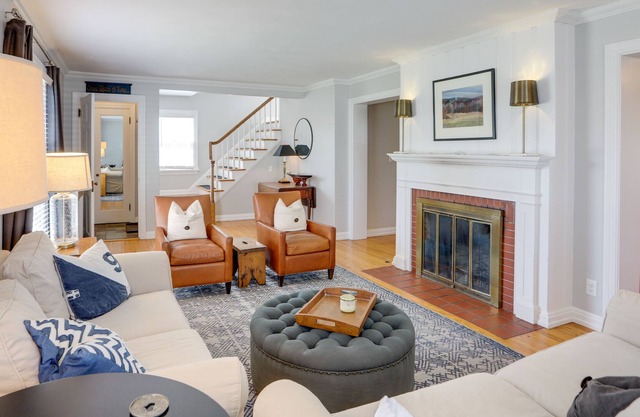 Vermilion Home in Harbour Town: Walk to Beach!