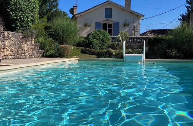 Very central, 2 mins walk to heart of Brantome - pool, fibre internet, parking