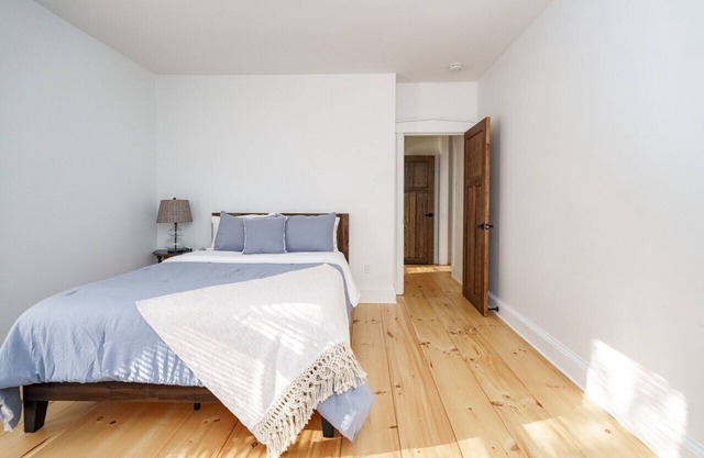 Very Cozy, 2 Bedroom Farmhouse Apartment 2nd FL