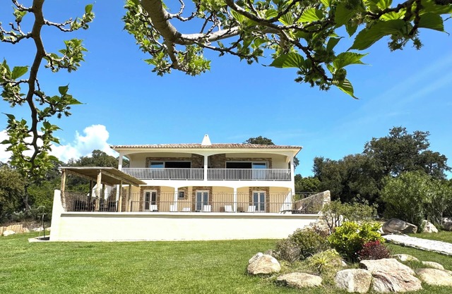 VERY QUIET SPACIOUS VILLA, SEA AND MOUNTAIN VIEWS, 500M FROM THE BEACH