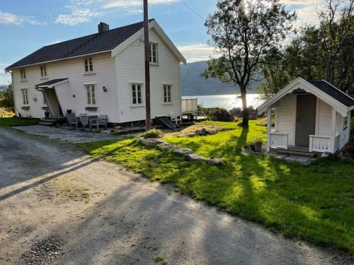 Vettingstua, beautiful house down by the sea.