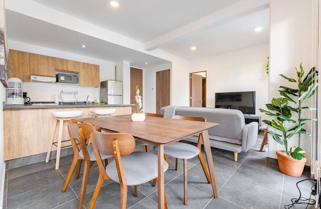 VH | Doctores 2 bedroom w/balcony and parking I 207