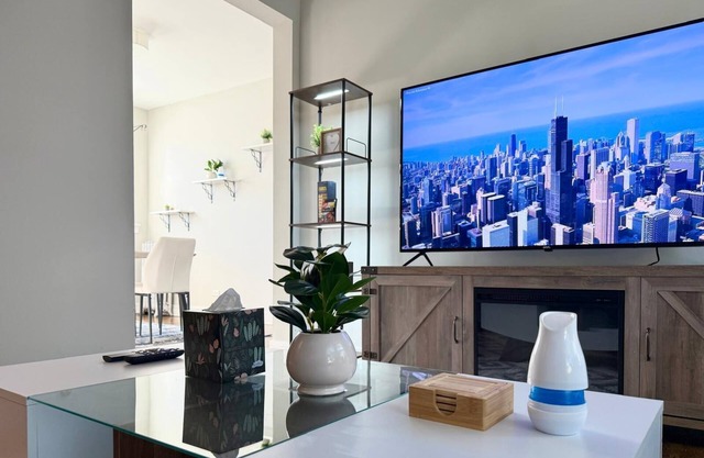 Vibrant 1BR Apt, Explore Chicago's Hidden Gems!