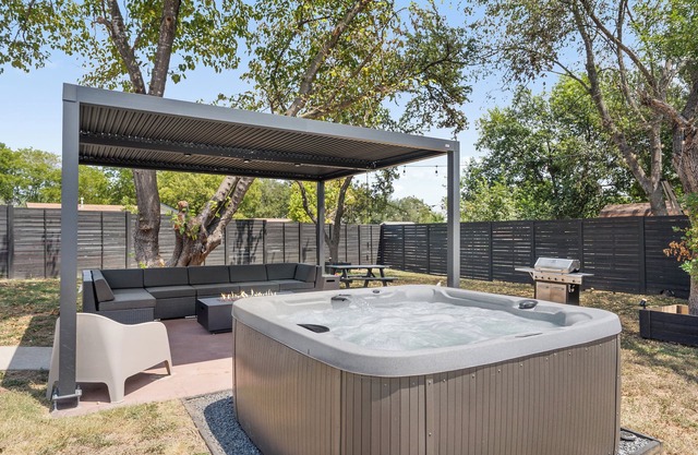 Vibrant Modern 4BR W/Hot tub, Putting Green, B-Ball Court Mins To DT & Rainey