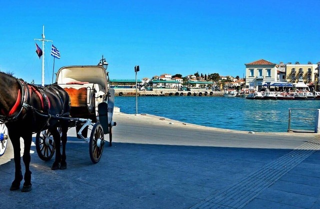 Vibrant Spetses - Mata Colorful Nest
