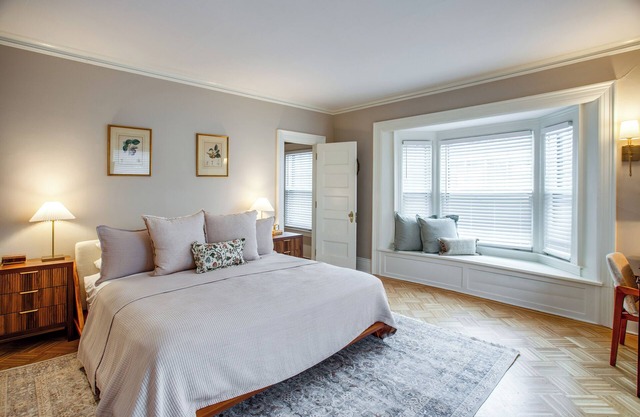 Victorian Elegance: 2 Bedroom w/King Beds off Park Ave